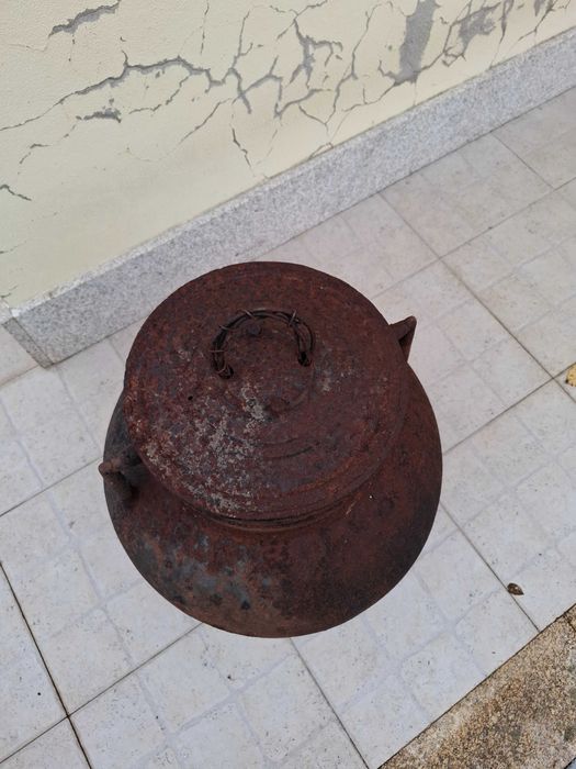 Pote em ferro fundido