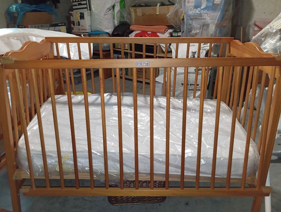 Cama de bebé com colchão