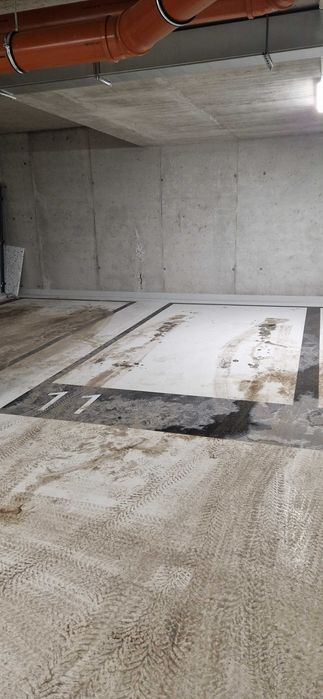 Wynajmę miejsce postojowe w garażu