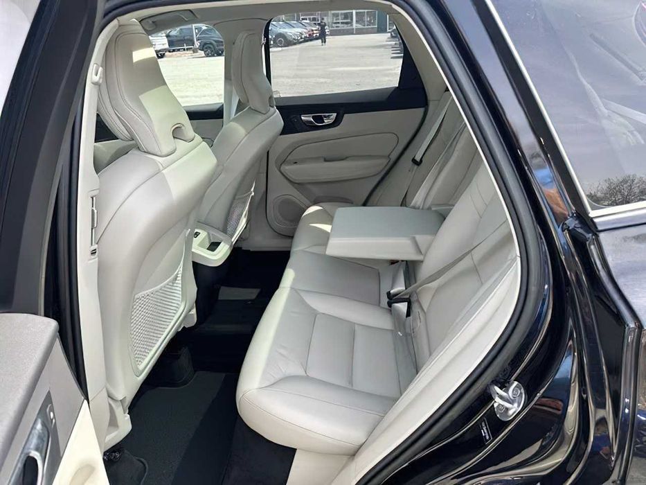 Volvo XC60      2023