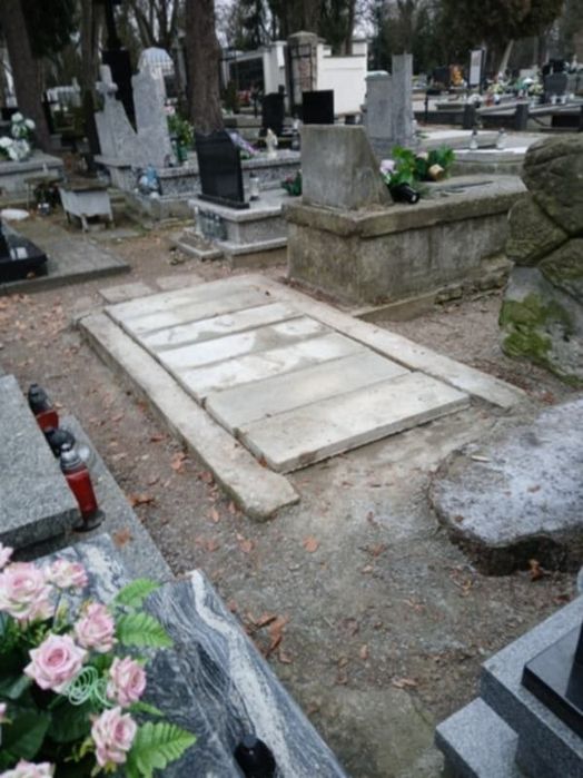 Grób Lipowa blisko bramy - 3 miejsca