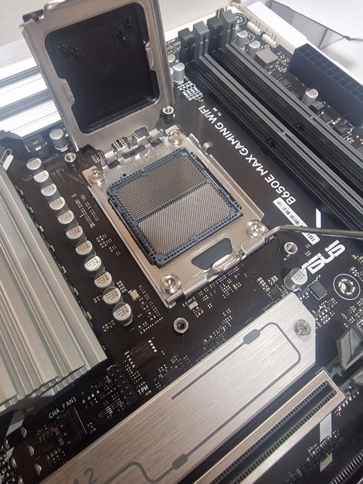 Материнська плата Asus B650E Max Gaming WiFi AM5 DDR5 Ryzen