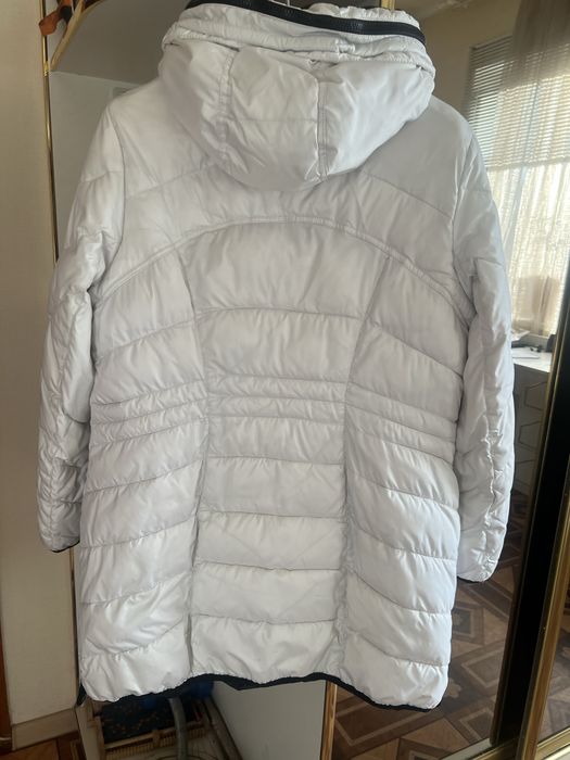 Продам женский пуховик, очень теплый с капюшоном.