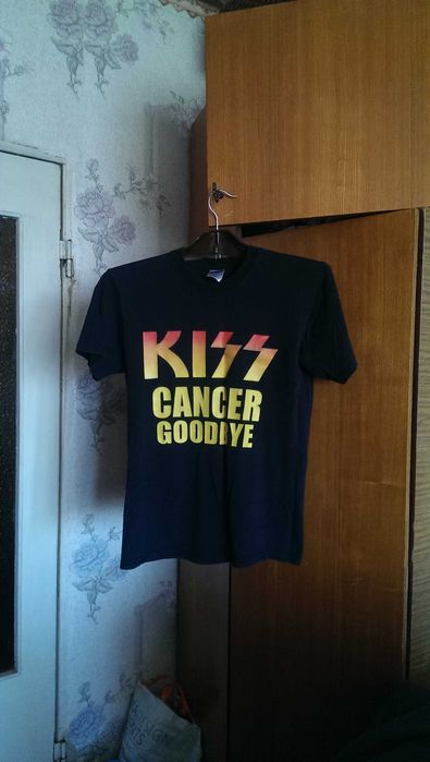 Футболка  от группы Kiss  размера S-L  Бренда Jerzees с принтом «Kiss Cancer Goodbye» в Отменном состоянии