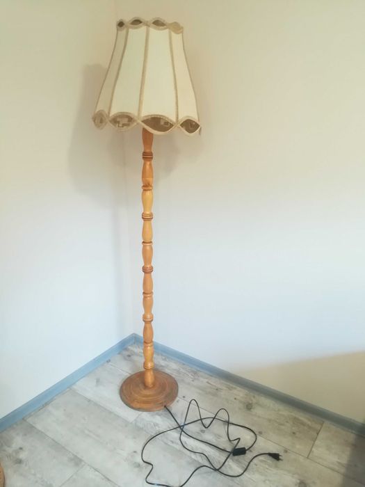 Stara lampa podłogowa z dużym abażurem PRL