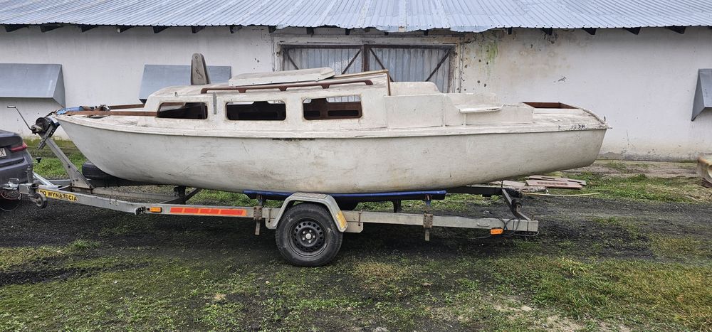 Jacht łódź kabinowa do remontu
.