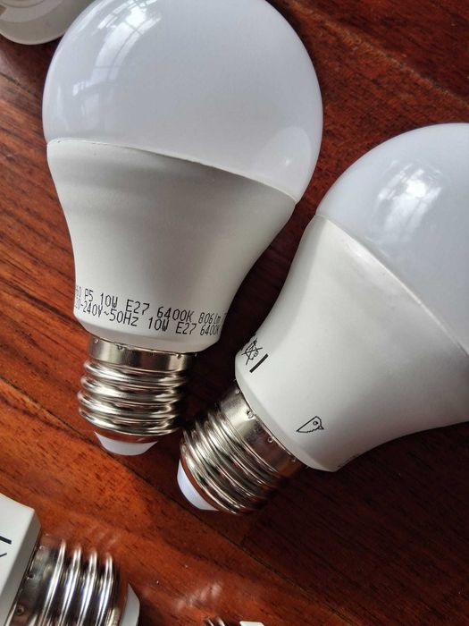 Conjunto lâmpada e casquilho (4) luz branca