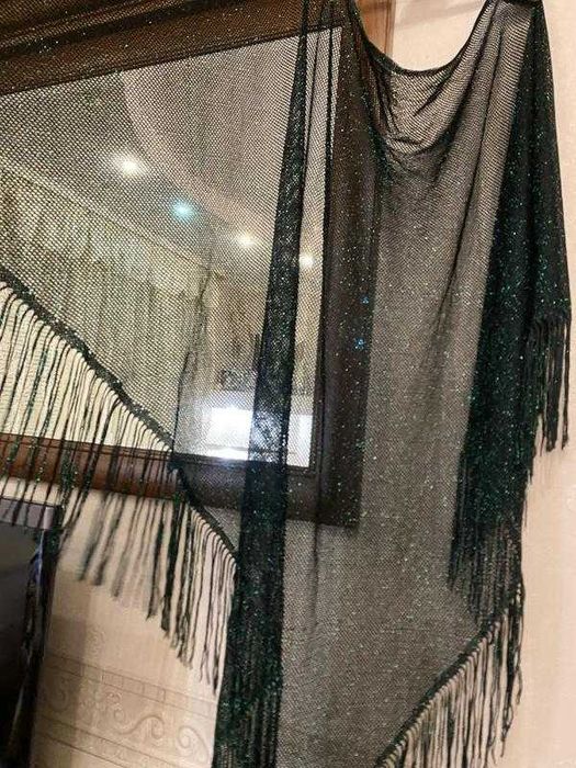 Велика косинка підійде як тренувальна для танців, або як палантін