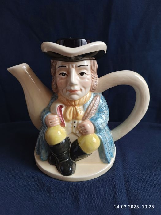 Dzbanek porcelanowy postać francuza