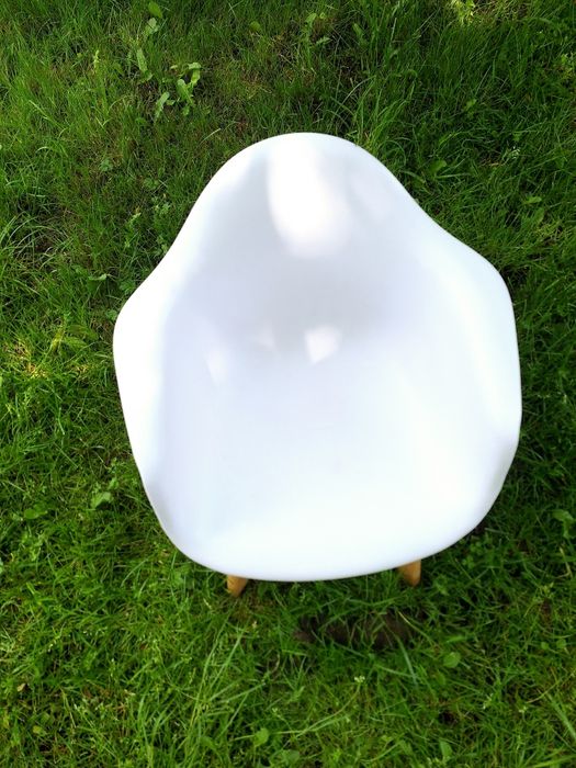 Białe krzesełko dla dziecka w stylu skandynawskim