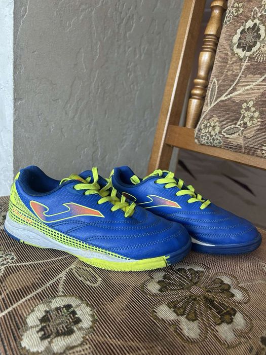 Сороконіжки , бутси , футзалки