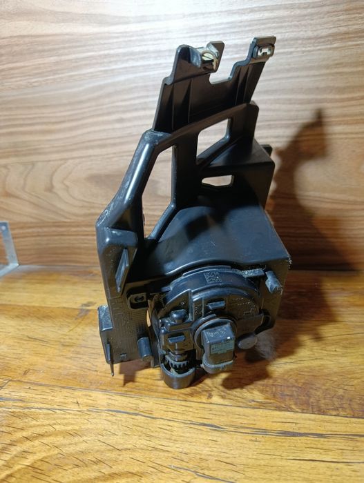 Mocowanie halogenu lewe  halogen Peugeot Partner iv