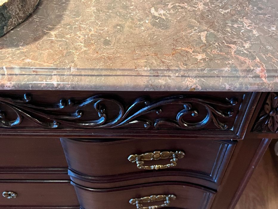 Cómoda Clássica em Madeira Maciça e Tampo de Pedra Natural