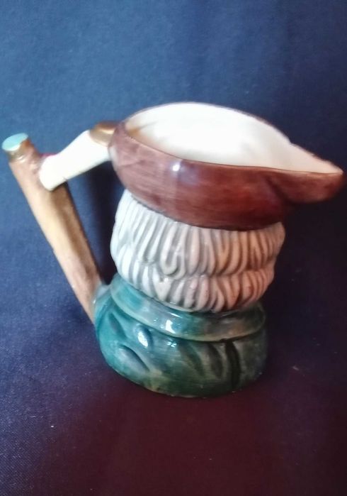 Caneca pequena antropomórfica