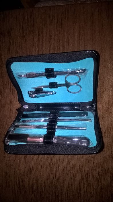 Zestaw do manicure i makijażu nowy sprzedam