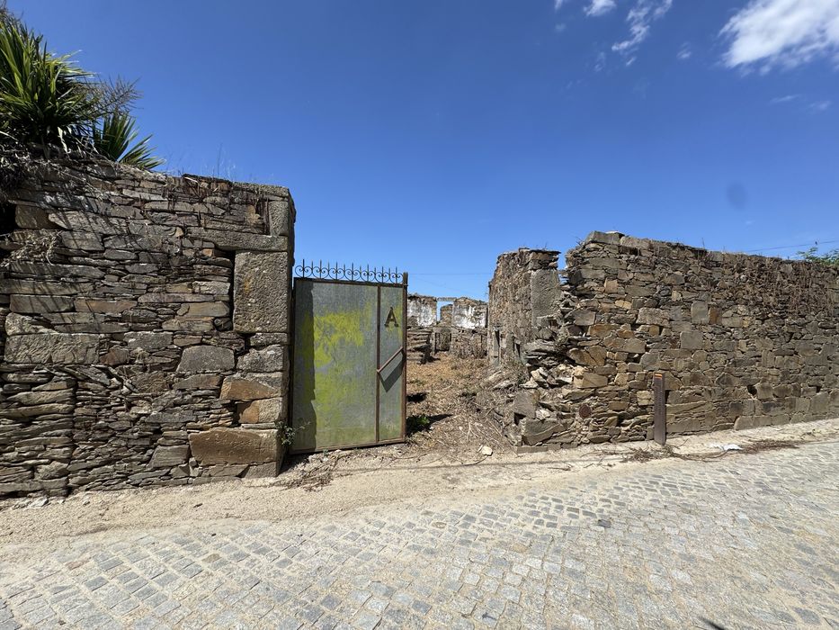 [Venda Particular] Terreno Urbano de 250m² com Ruína e Palheiro em Pedra – Mirandela