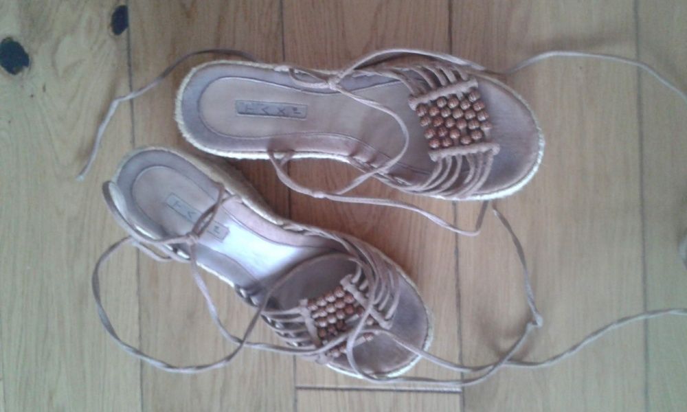 Letnie sznurkowe buty na koturnie