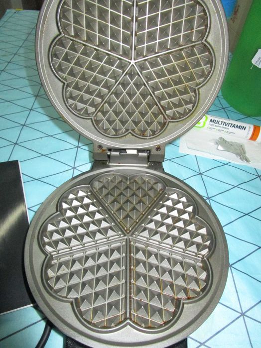Máquina de fazer waffles, praticamente nova.
