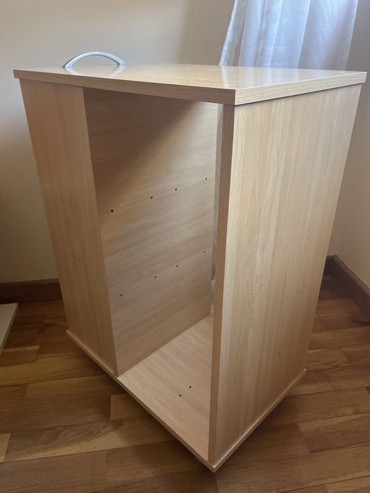 Mesa de cabeceira/apoio com rodas