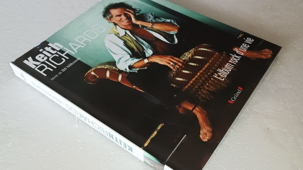 Livro antigo e selado do guitarrista dos rolling stones