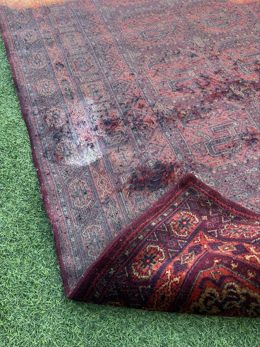 Tapete Clássico Vermelho  com Padrões Geométricos