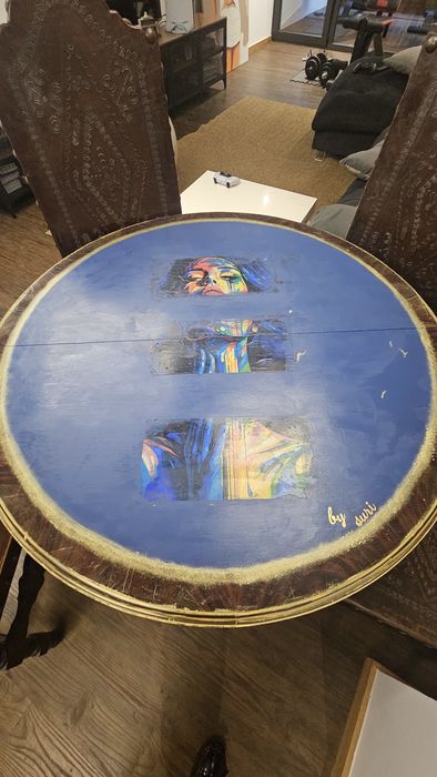 mesa de centro/jantar redonda de inspiração barroca ou historicista, com restauro artístico contemporâneo em azul e dourado