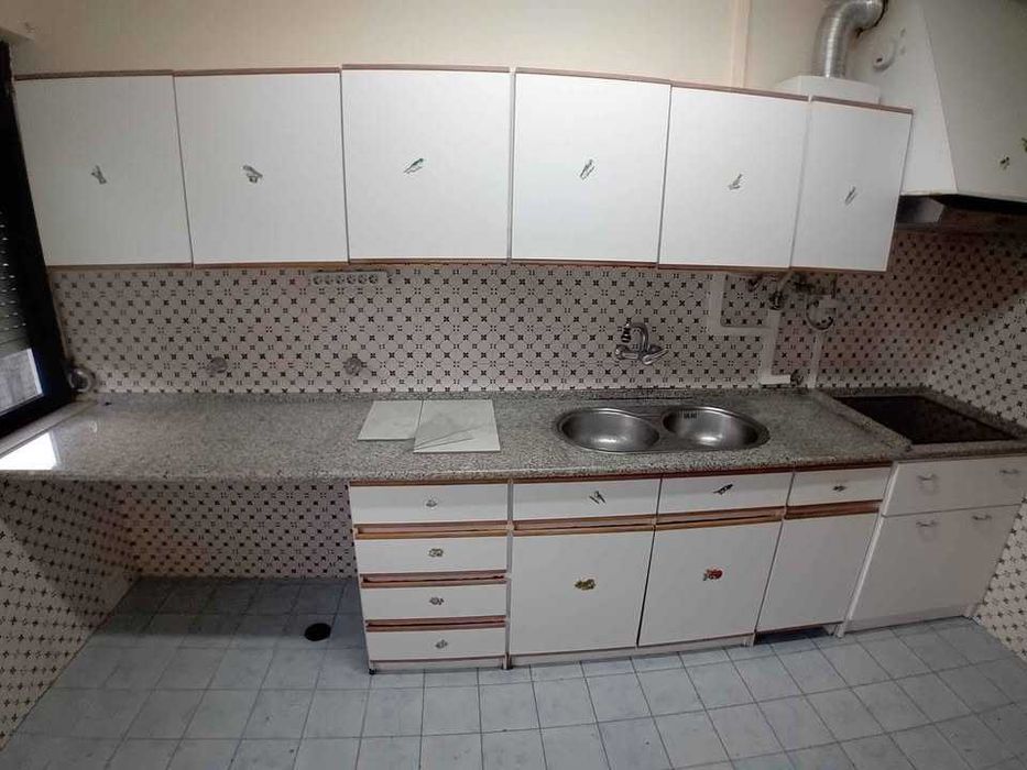 Móveis de Cozinha Completos + Bancada em Pedra c/ Lava-Loiça + ExaustorPreço: 450 €