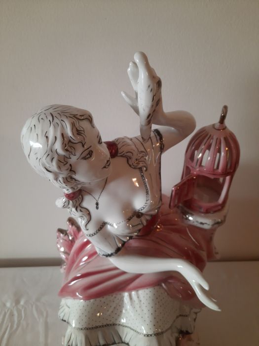 Boneca cerâmica rosa e branca