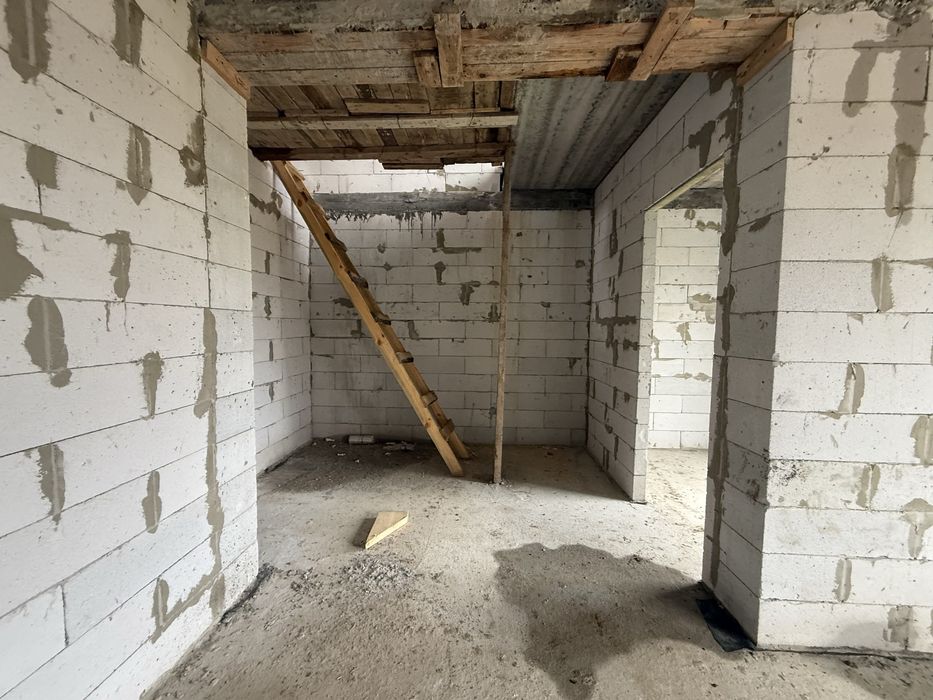 Продам двох поверховий будинок