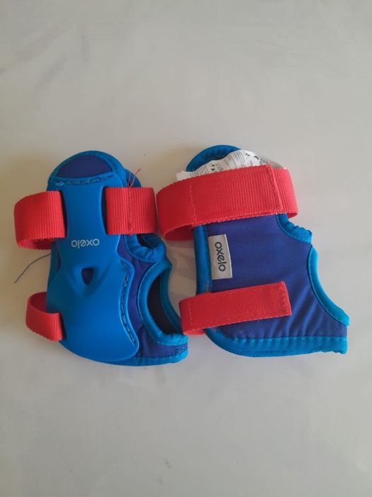 Conjunto de proteção infantil Oxelo, em azul e vermelho, inclui joelheiras e cotoveiras
