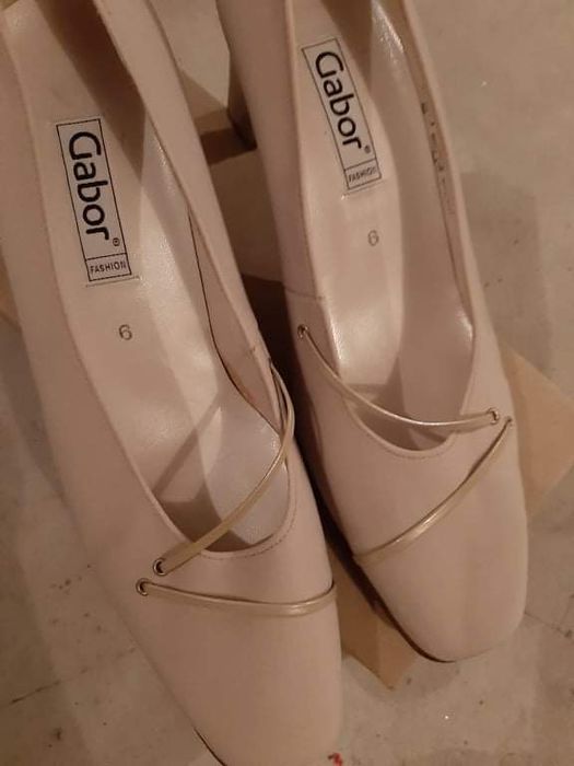 Buty na obcasie kremowe