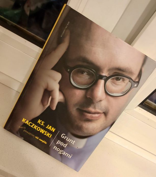 Książka - Grunt pod nogami. Ksiądz Jan Kaczkowski nieco poważniej niż