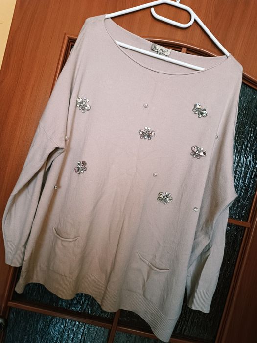 Sweterek beżowy z ozdobnymi kamieniami