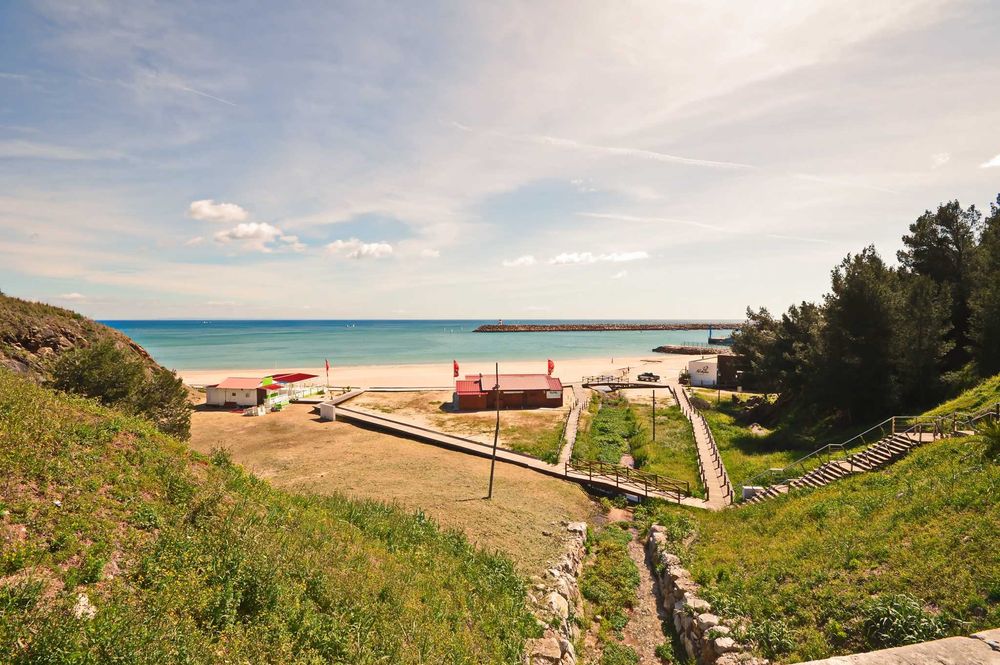 Sesimbra T2 com piscina,  1º linha com garagem mobilado