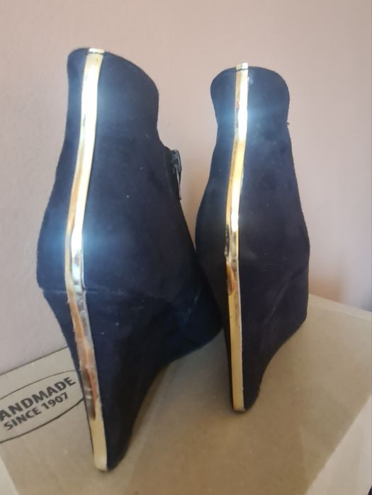 Czarne koturny ze złotym paskiem