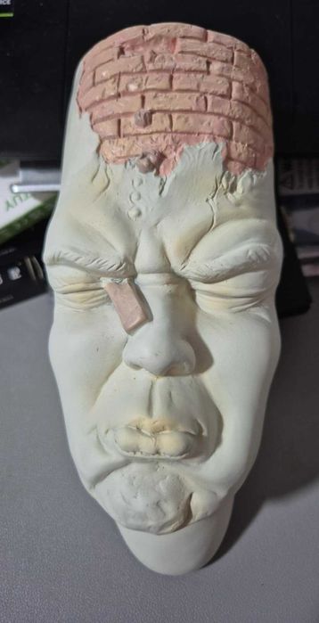 Wazon na twarz, doniczka ścienna