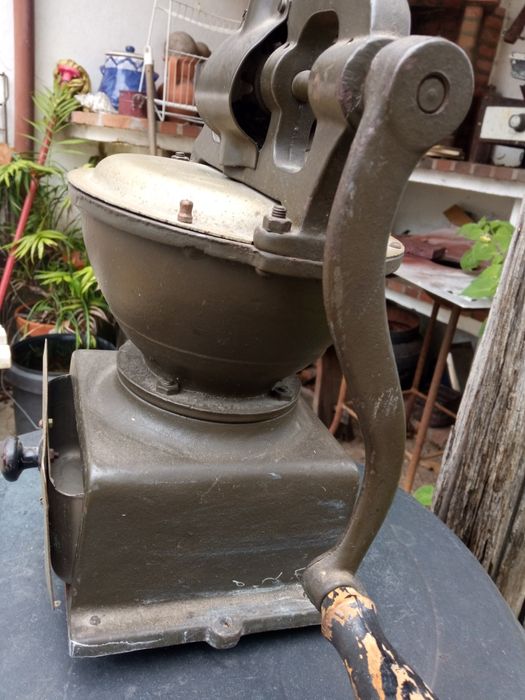 Moinho de café. Americano. Das forças especiais.