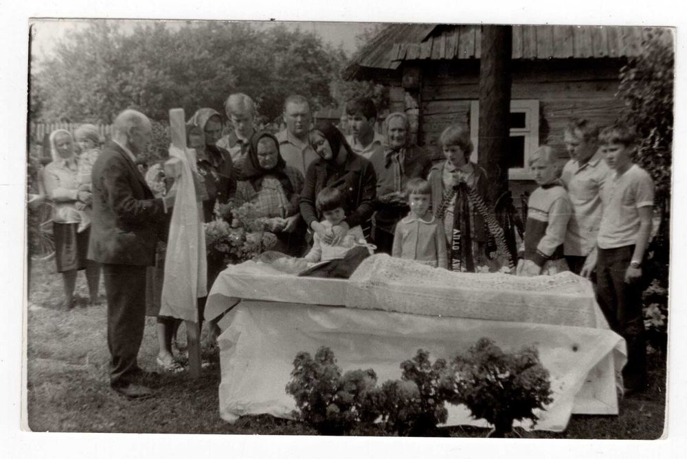 Stara fotografia pogrzebowa ZSRR post mortem memento mori wiejski pogrzeb zdjęcie pośmiertne fot0157