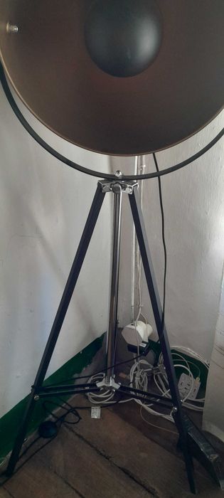 Candeeiro estilo Art Deco de ferro preto e dourado por dentro