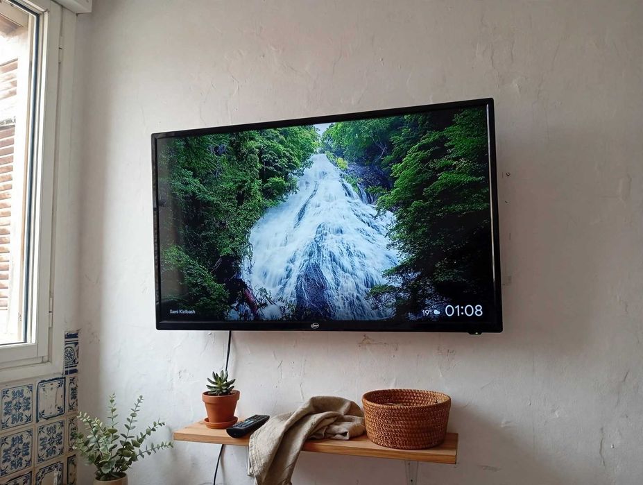 Tv led 32 polegadas mais uma tv de 20 polegadas