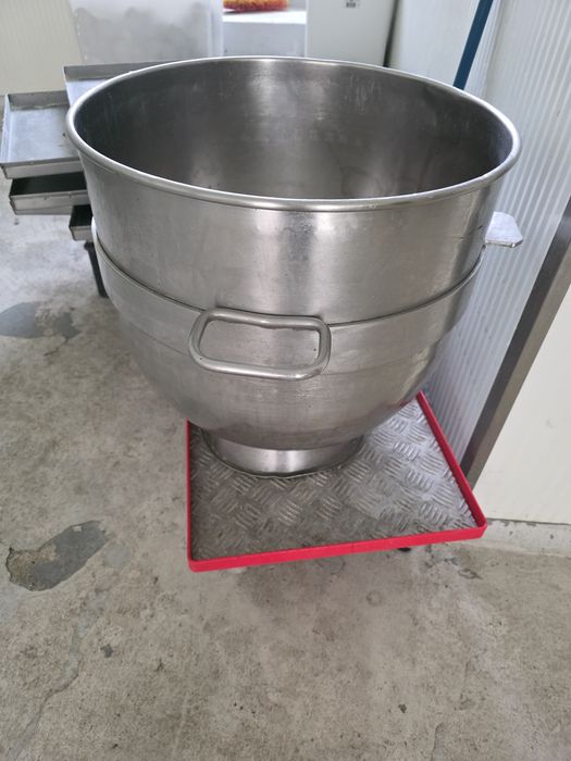 Amassadeira profissional com utensílios diversos
