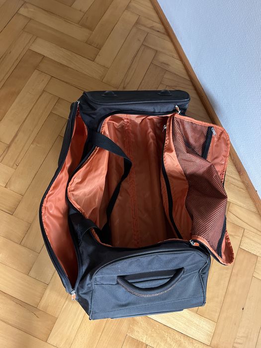 Rezerwacja. Torba podróżna na dwóch kółkach