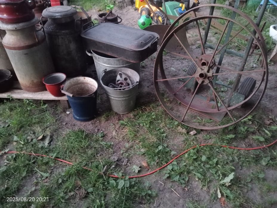 Stare zabytkowe okna żeliwne koła garnki