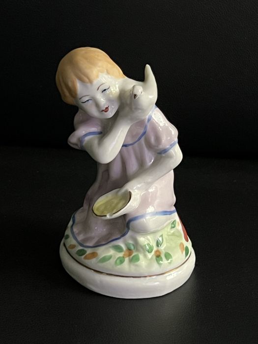 Фарфоровая статуэтка СССР Девочка кормит голубя