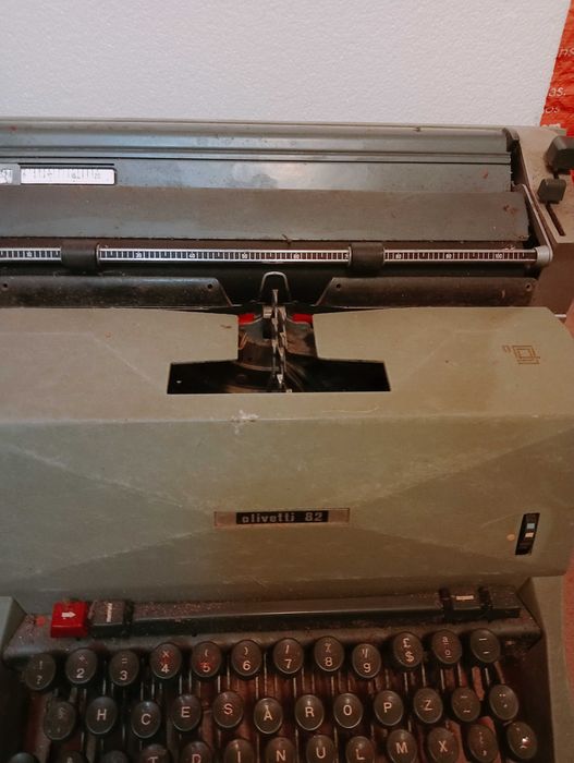 Máquina de escrever Olivetti 82