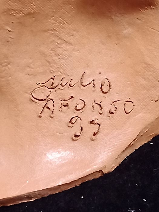 Figura em barro de Júlio Afonso datada de 1999