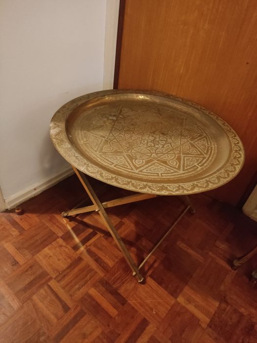 Mesa antiga em metal veio do estrangeiro