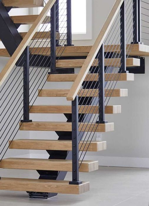Schody nowoczesne – stalowa belka i drewniane stopnie