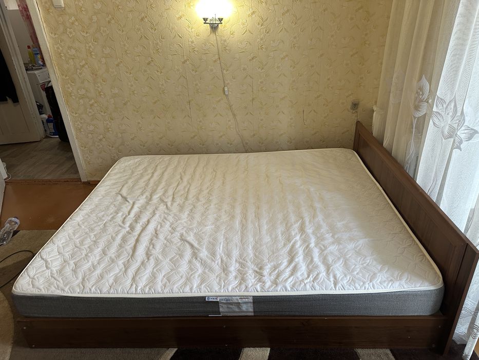 Кровать двухспальная с матрасом 160х200