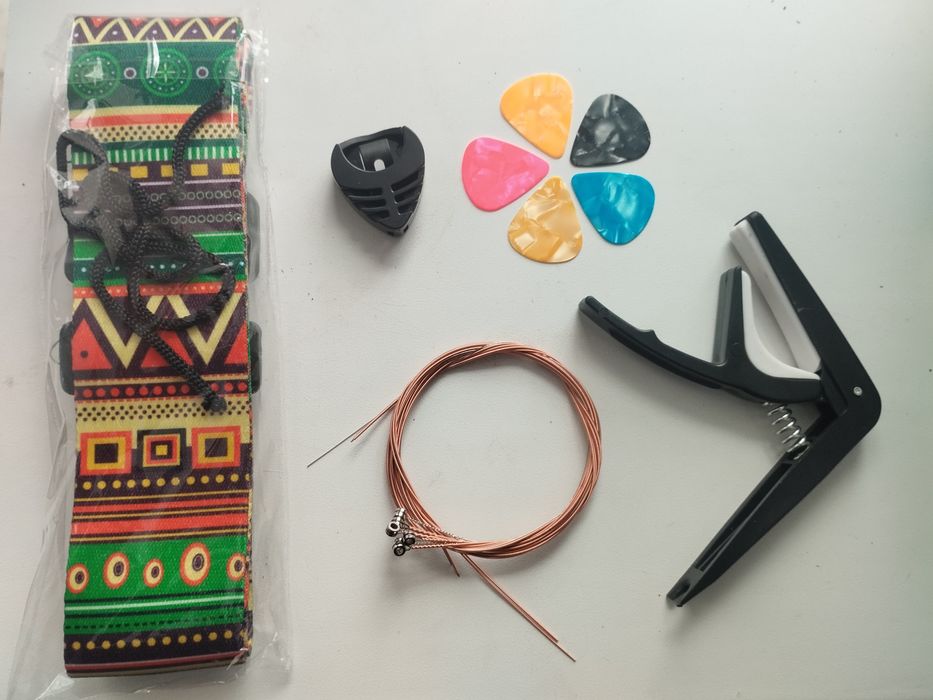 Струны для гитары ремень  медиатор каподастр на шести струнную гитару